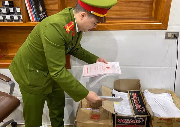 Lực lượng Công an khám xét tại các địa điểm có hoạt động vi phạm.