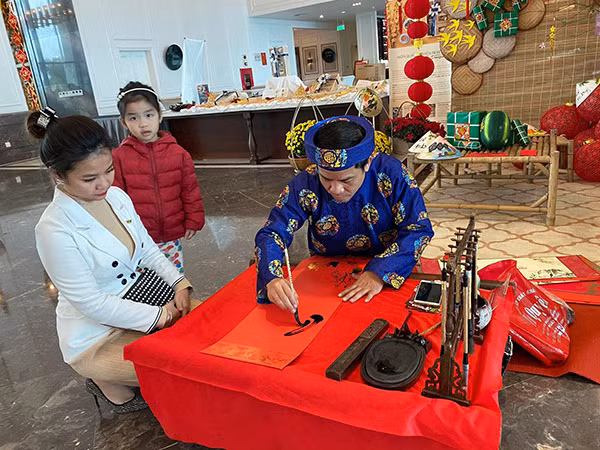 Nhiều nét văn hóa Tết truyền thống được tái hiện tại các khách sạn 5 sao (Ảnh: Minh Hoàng). Nhiều nét văn hóa Tết truyền thống được tái hiện tại các khách sạn 5 sao (Ảnh: Minh Hoàng).