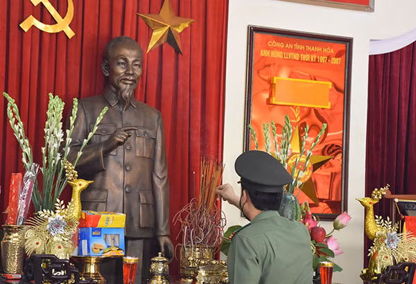 Đoàn đại biểu Công an tỉnh dâng hương tưởng niệm Chủ tịch Hồ Chí Minh. Đoàn đại biểu Công an tỉnh dâng hương tưởng niệm Chủ tịch Hồ Chí Minh.