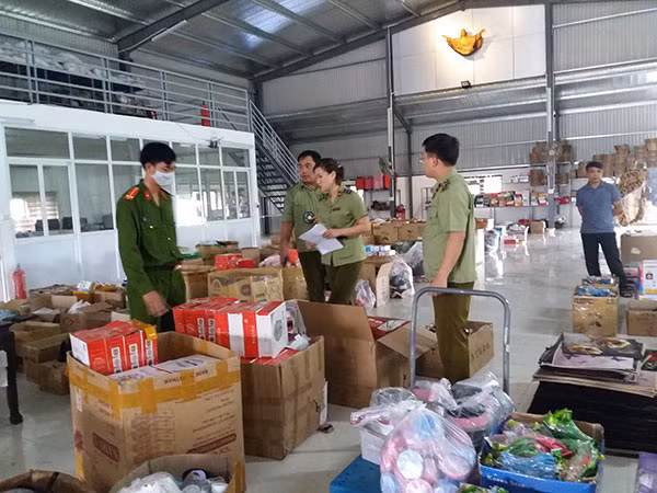Kiểm tra, thu giữ nhiều đồ dùng gia đình không hóa đơn, không tem, nhãn phụ tại kho hàng ở xã Hải Bắc, huyện Hải Hậu.