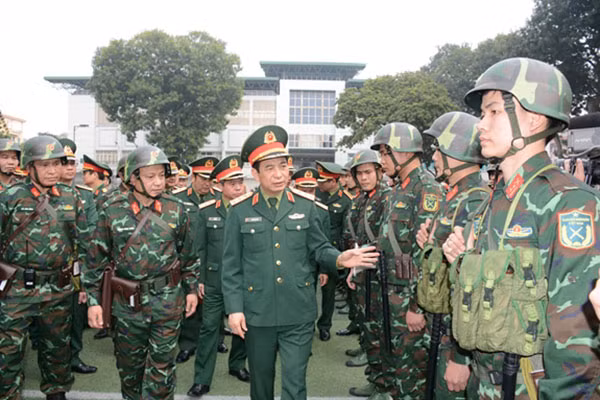 Bộ trưởng Phan Văn Giang kiểm tra công tác tại 1 đơn vị quân đội. Bộ trưởng Phan Văn Giang kiểm tra công tác tại 1 đơn vị quân đội.