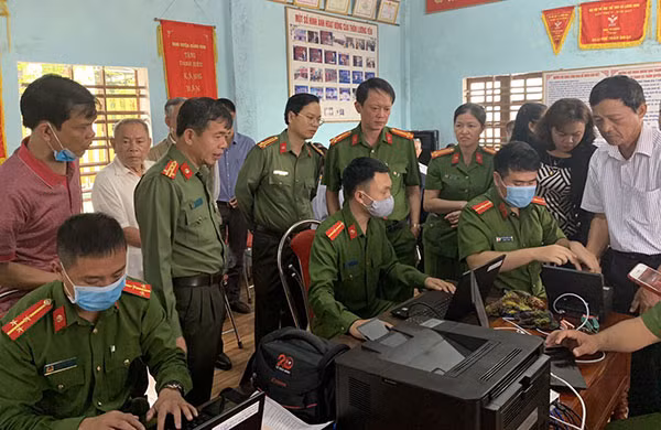 Đại tá Nguyễn Tiến Nam trực tiếp kiểm tra, chỉ đạo công tác tại địa bàn cơ sở.