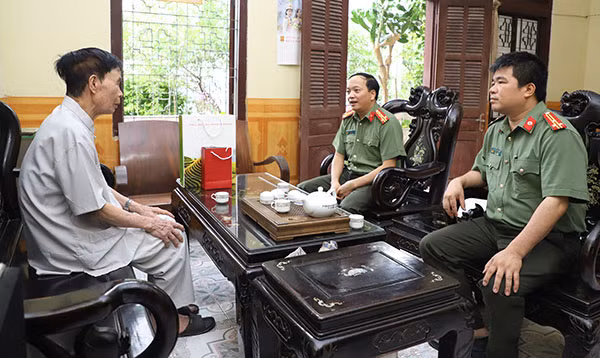Đại tá Đặng Hồng Đức thăm và tặng quà đồng chí Hoàng Tuyển - nguyên Giám đốc Công an tỉnh Yên Bái. Đại tá Đặng Hồng Đức thăm và tặng quà đồng chí Hoàng Tuyển - nguyên Giám đốc Công an tỉnh Yên Bái.
