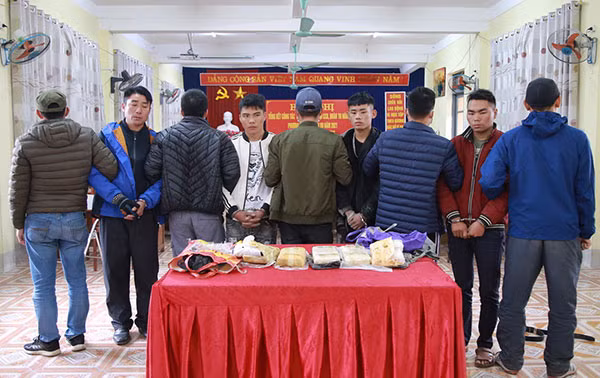 Các đối tượng cùng tang vật tại cơ quan Công an. Các đối tượng cùng tang vật tại cơ quan Công an.