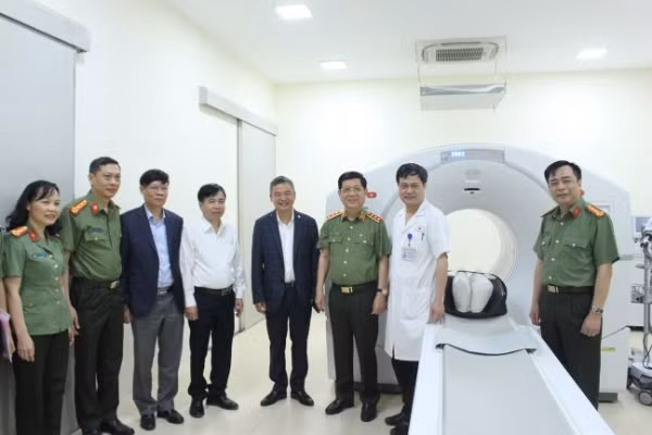 Thứ trưởng Nguyễn Văn Sơn và các chuyên gia trao đổi tại lễ khai trương.