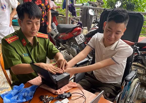 Cán bộ Công an thị xã Hoàng Mai làm thủ tục cấp CCCD cho người dân trên địa bàn.
