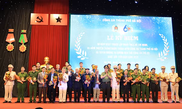 Giám đốc Công an TP Hà Nội Nguyễn Hải Trung và Phó Bí thư Thành đoàn Hà Nội trao tặng biểu trưng kỷ niệm 65 năm truyền thống Đoàn Thanh niên Công an TP Hà Nội cho các thế hệ Bí thư, Phó Bí thư Đoàn Công an TP.