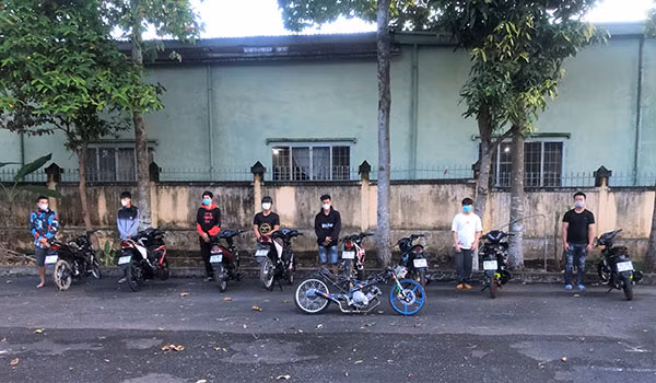 Nhóm thanh niên tụ tập đua xe trái phép bất chấp giãn cách xã hội ngày 24/7/2021. Nhóm thanh niên tụ tập đua xe trái phép bất chấp giãn cách xã hội ngày 24/7/2021.