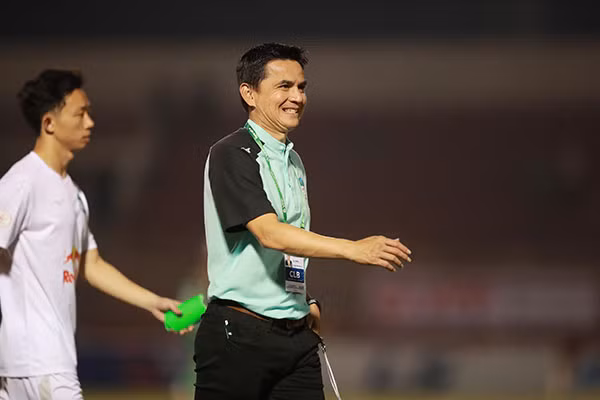 Hàng loạt vấn đề của CLB HAGL ngổn ngang đối với Kiatisak.