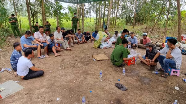 21 đối tượng bị bắt quả tang khi chơi đá gà ăn tiền. 21 đối tượng bị bắt quả tang khi chơi đá gà ăn tiền.