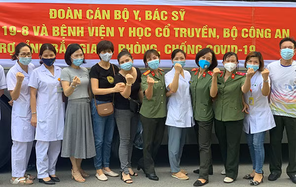 Các tình nguyện viên phấn khởi lên đường chi viện Bắc Giang. Các tình nguyện viên phấn khởi lên đường chi viện Bắc Giang.