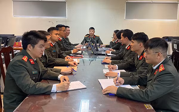 Các trinh sát Đội 2, Phòng An ninh mạng và phòng, chống tội phạm sử dụng công nghệ cao Công an TP Hà Nội họp bàn chống tin giả về dịch COVID-19.