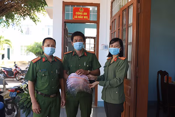 Hội phụ nữ Công an tỉnh Đắk Nông trao tặng tấm chắn giọt bắn cho lực lượng Công an xã.