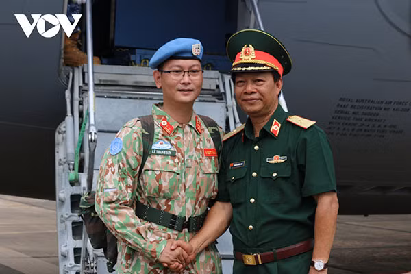 Thiếu tướng Nguyễn Hồng Sơn, Giám đốc Bệnh viện Quân y 175 động viên cán bộ chiến sĩ Bệnh viện dã chiến cấp 2 số 3 lên đường thực hiện nhiệm vụ.