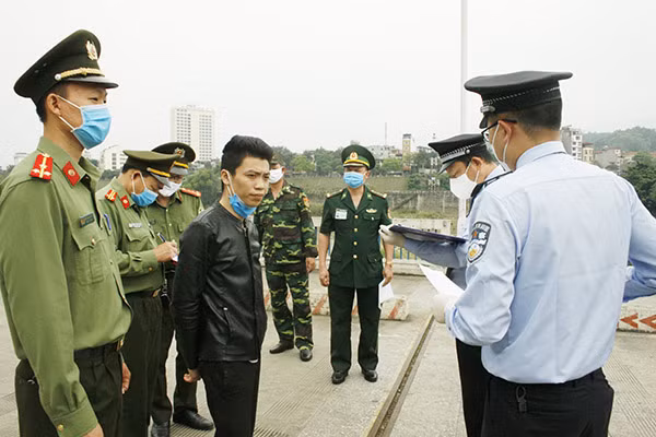 Công an tỉnh Lào Cai trao trả đối tượng cho Công an tỉnh Vân Nam, Trung Quốc.