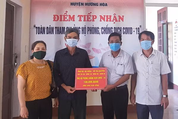 Gia đình ông Khoa - bà Khuyên trực tiếp trao số tiền 100 triệu đồng cho MTTQ huyện Hướng Hóa để ủng hộ công tác phòng, chống dịch COVID-19.