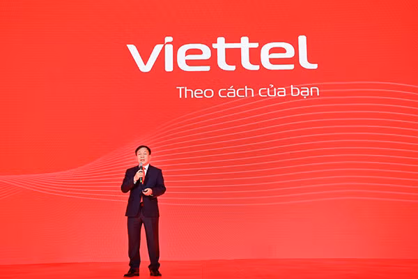 Ông Lê Đăng Dũng – Quyền Chủ tịch kiêm Tổng giám đốc Tập đoàn Viettel đang trình bày về việc tái định vị thương hiệu Viettel lần này. Ông Lê Đăng Dũng – Quyền Chủ tịch kiêm Tổng giám đốc Tập đoàn Viettel đang trình bày về việc tái định vị thương hiệu Viettel lần này.