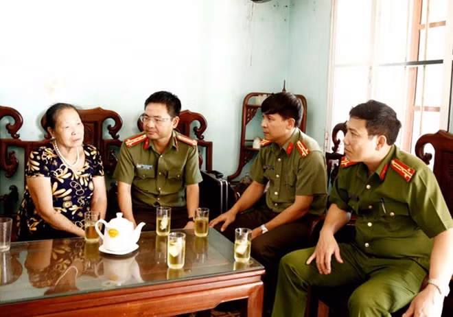 Công an tỉnh Hà Tĩnh thăm hỏi thân nhân Liệt sĩ Nguyễn Hữu Thịnh - Phó Trung đoàn trưởng, Trung đoàn Cảnh sát cơ động Thủ Đô, Bộ Tư lệnh Cảnh sát cơ động hi sinh tại xã Đồng Tâm (Mỹ Đức, Hà Nội).