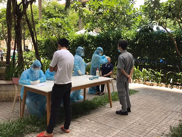 Nhân viên y tế lấy mẫu xét nghiệm cư dân ở chung cư SunView Town (TP Thủ Đức). Nhân viên y tế lấy mẫu xét nghiệm cư dân ở chung cư SunView Town (TP Thủ Đức).