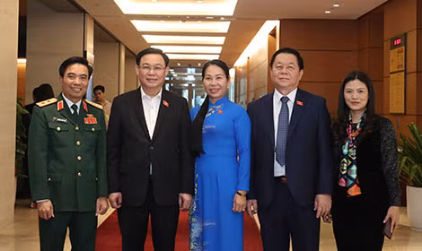 Chủ tịch Quốc hội Vương Đình Huệ, đồng chí Nguyễn Trọng Nghĩa với các Đại biểu Quốc hội khóa XIV. Ảnh: Quang Phúc. Chủ tịch Quốc hội Vương Đình Huệ, đồng chí Nguyễn Trọng Nghĩa với các Đại biểu Quốc hội khóa XIV. Ảnh: Quang Phúc.