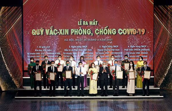 Các doanh nghiệp ủng hộ Quỹ tại sự kiện. Ảnh Đỗ Hà.
