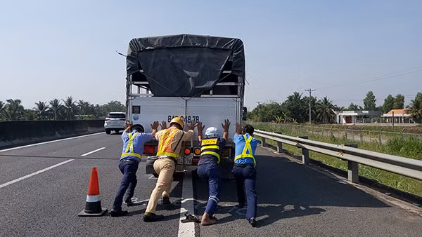 Lực lượng chức năng phải đẩy xe vào làn dừng khẩn cấp để tránh tai nạn đáng tiếc xảy ra.