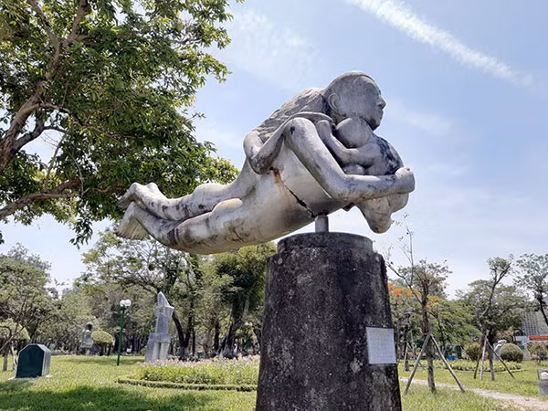 Một tác phẩm điêu khắc ở công viên ven bờ sông Hương bị hư hỏng. Một tác phẩm điêu khắc ở công viên ven bờ sông Hương bị hư hỏng.