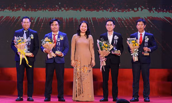 Phó Chủ tịch nước Võ Thị Ánh Xuân trao giải cho các doanh nghiệp. Phó Chủ tịch nước Võ Thị Ánh Xuân trao giải cho các doanh nghiệp.