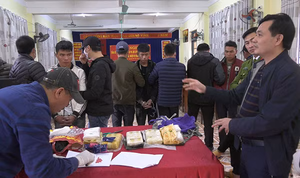 Đại tá Trần Quốc Huy - Phó Giám đốc Công an tỉnh trực tiếp chỉ đạo phá án. Đại tá Trần Quốc Huy - Phó Giám đốc Công an tỉnh trực tiếp chỉ đạo phá án.
