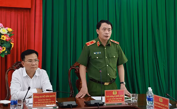 Thứ trưởng Lê Quốc Hùng phát biểu chỉ đạo tại buổi làm việc.