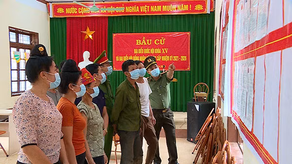 Công an huyện Quỳnh Nhai (Sơn La) hướng dẫn người dân nghiên cứu danh sách các đại biểu ứng cử tại địa bàn. Công an huyện Quỳnh Nhai (Sơn La) hướng dẫn người dân nghiên cứu danh sách các đại biểu ứng cử tại địa bàn.