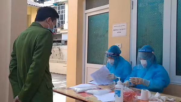 Bệnh xá Công an tỉnh phối hợp với Trung tâm kiểm soát dịch bệnh tỉnh Hải Dương, Trung tâm Y tế TP Hải Dương tổ chức lấy mẫu xét nghiệm cho cán bộ chiến sĩ các đơn vị.
