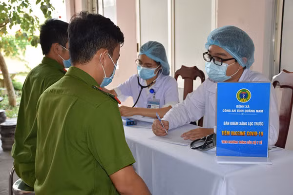 Khám sàng lọc cho CBCS trước khi tiêm vaccine ngừa COVID-19 Khám sàng lọc cho CBCS trước khi tiêm vaccine ngừa COVID-19