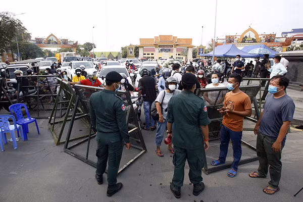 Cảnh sát phong tỏa một tuyến phố để phòng dịch COVID-19 tại Thủ đô Phnom Penh, Campuchia. Ảnh: Tân Hoa xã.