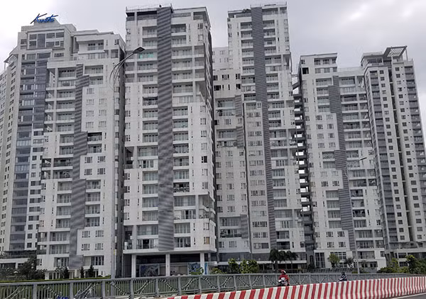 Lưới bảo hộ ngoài ban công không đủ để đảm bảo an toàn tuyệt đối cho trẻ nhỏ khi căn hộ chung cư còn có nhiều cửa sổ.