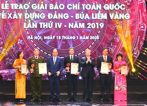 Nhà báo Phan Đăng Trường (thứ hai, từ trái sang) nhận giải A, Giải búa liềm vàng năm 2019.