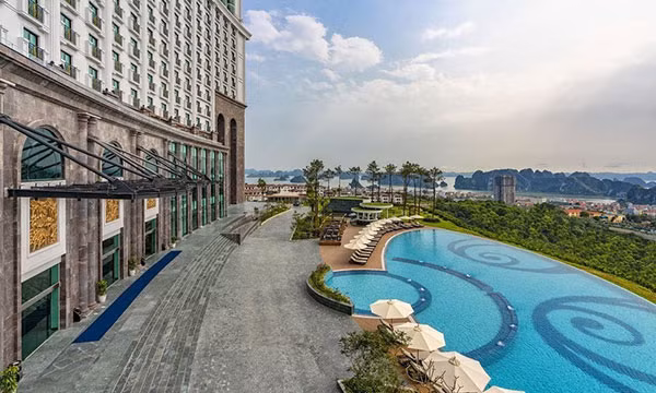 Vị trí biệt lập với không gian cảnh quan rộng là ưu thế của nhiều khách sạn 5 sao (Ảnh: FLC Grand Hotel Halong).