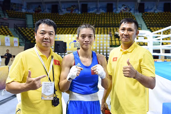 Nguyễn Thị Tâm (giữa) là nữ VĐV boxing đầu tiên của Việt Nam giành vé dự Olympic.
