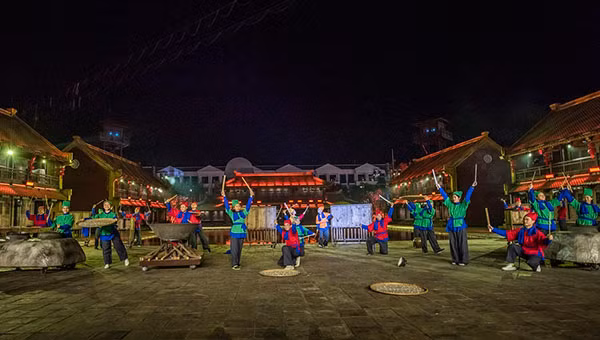 Tinh hoa Việt Nam nhận kỷ lục: Chương trình nghệ thuật thực cảnh sử dụng công nghệ trình diễn 3D hiện đại tái hiện các điển tích lịch sử truyền thống của Việt Nam nhiều nhất.