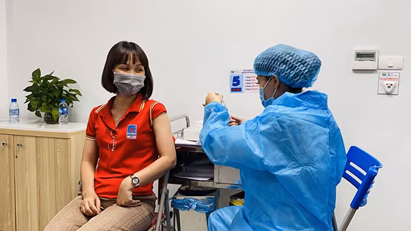 Chị Ngô Thị Minh Xuân - Phó Trưởng Ban Kế hoạch Tài chính VPI tiêm vaccine tại Bệnh viện Nhi Trung ương.