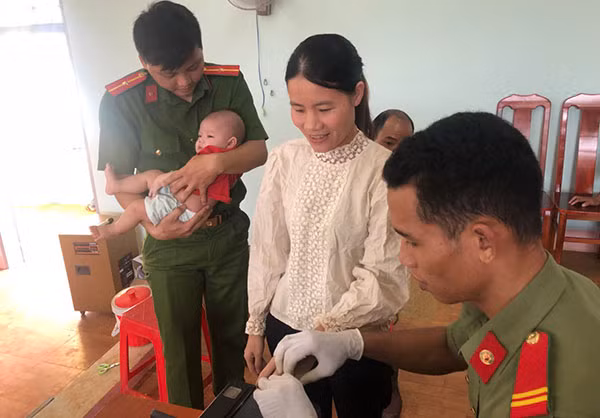 CBCS Công an huyện Krông Nô hỗ trợ phụ nữ nuôi con nhỏ làm CCCD. CBCS Công an huyện Krông Nô hỗ trợ phụ nữ nuôi con nhỏ làm CCCD.