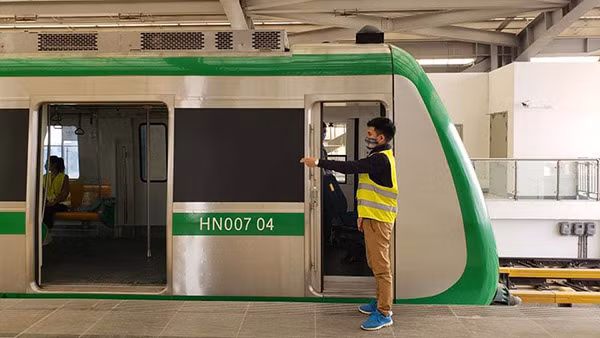 Tàu đường sắt trên cao tuyến Cát Linh-Hà Đông chạy thử nghiệm.
