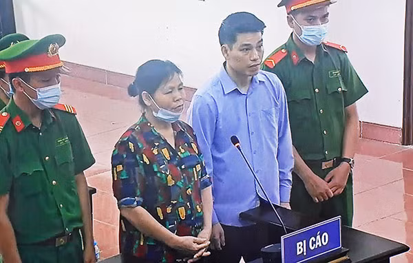 Hai mẹ con Cấn Thị Thêu và Trịnh Bá Tư tại tòa.