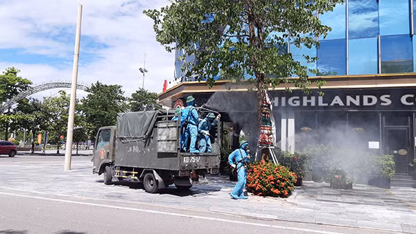 Công tác phun hoá chất khử khuẩn được triển khai cả ngày lẫn đêm trên các tuyến, phố phường trong địa bàn TP Vinh. Công tác phun hoá chất khử khuẩn được triển khai cả ngày lẫn đêm trên các tuyến, phố phường trong địa bàn TP Vinh.