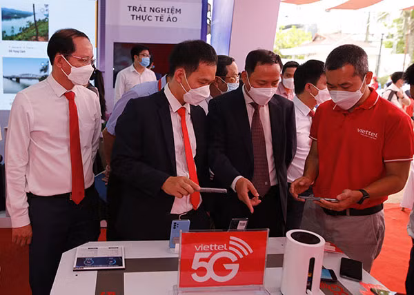 Các vị khách mời tham quan Khu trưng bày Giải pháp Chuyển đổi số của Viettel.