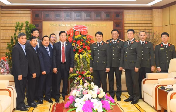 Tổng hội Hội thánh tin lành Việt Nam (miền Bắc) do Mục sư Nguyễn Hữu Mạc, Hội trưởng Tổng hội làm Trưởng đoàn tặng hoa chúc mừng Bộ Công an nhân dịp năm mới.