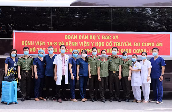 Các y, bác sĩ CAND tình nguyện trước giờ xuất phát lên đường chi viện cho Bắc Giang.