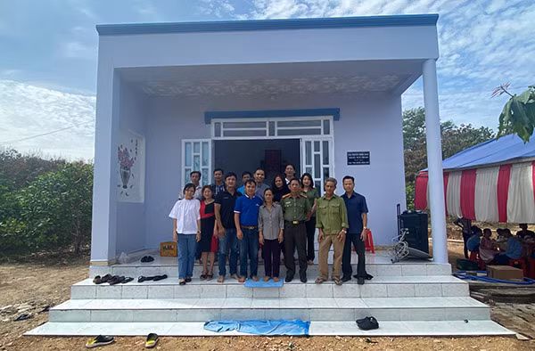 Cán bộ cơ quan đại diện Cục Truyền thông CAND tại TP Hồ Chí Minh và gia đình bà Hà Thị Tới trong ngày về nhà mới.