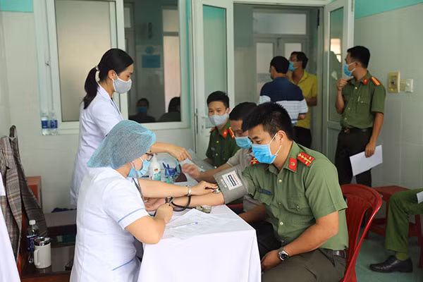 Đội ngũ y, bác sĩ khám sàng lọc cho CBCS trước khi thực hiện việc tiêm phòng.