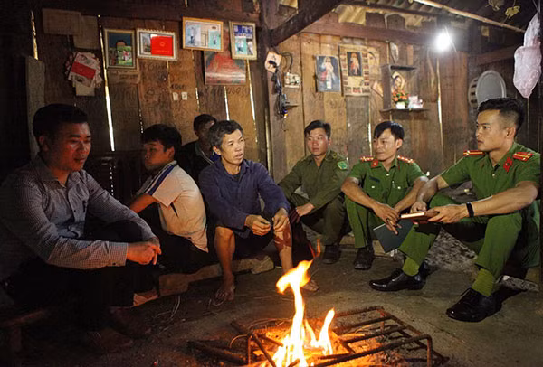 Công an xã Tà Mung, huyện Than Uyên (Lai Châu) xuống bản Nậm Pắt tuyên truyền, vận động đồng bào tham gia tích cực phong trào bảo vệ An ninh Tổ quốc. Ảnh: CTV.
